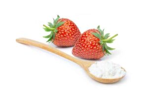 whiten teeth naturally with strawberries + baking soda