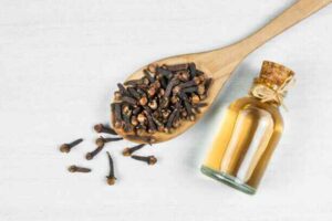 Natural ingredients for toothache relief: clove oil and coconut oil