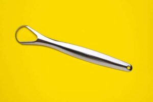 using-a-dentist-recommended-tongue-scraper-for-bad-breath