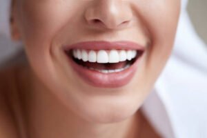 قدرتی علاج اور وائٹننگ کے بعد موتیوں جیسے چمکدار سفید دانت
