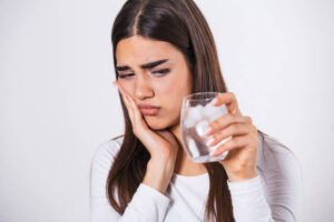 دانتوں میں ٹھنڈا گرم لگنے اور سنسناہٹ (Tooth Sensitivity) کی علامت